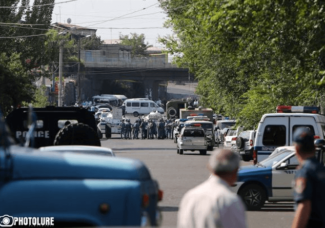 yerevan hexashrjum новости Гюмри, Ереван, жертвы, захват, оппозиция, полицейские