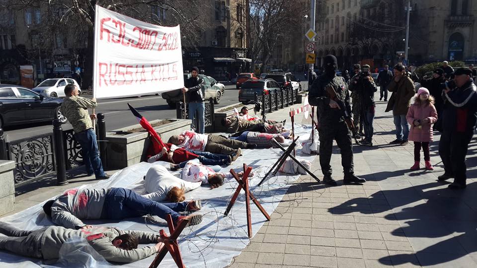 В центре Тбилиси прошла акция-перфоманс "Россия убивает"