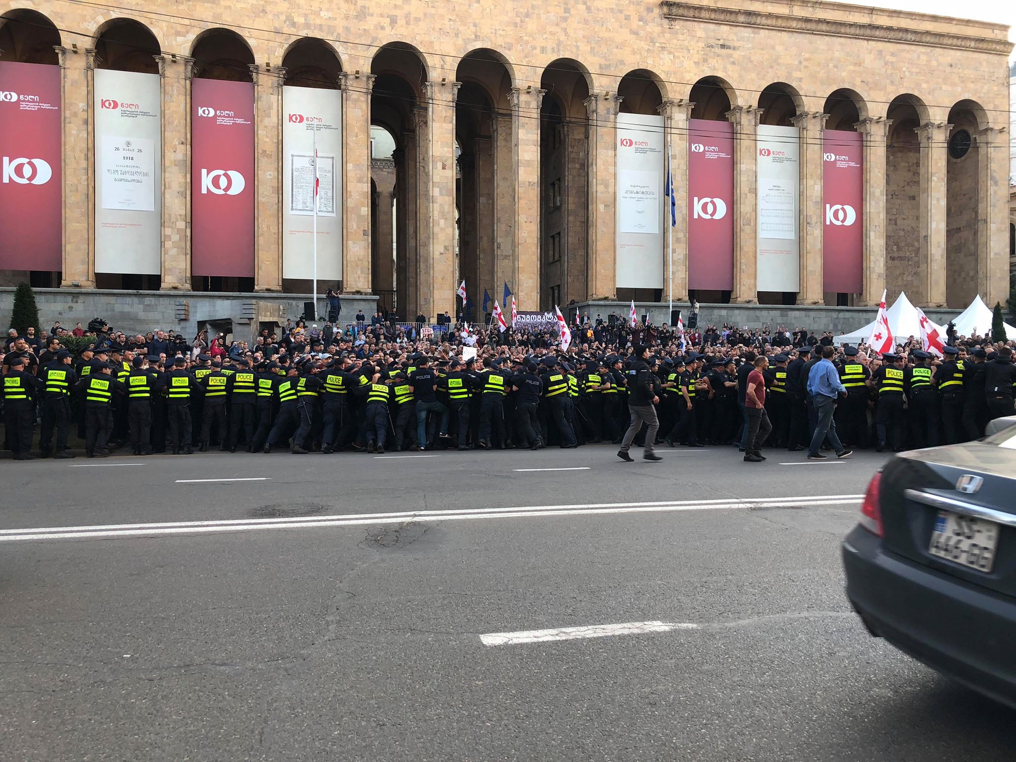 Участники акции протеста прорвали полицейский кордон. Фото: Сова