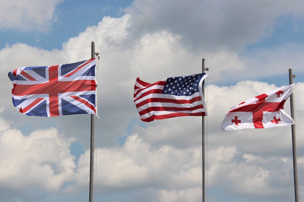 UK USA Georgia Flags новости госдепартамент США, Грузия-Россия, Доминик Рааб, кибератаки, Майк Помпео, МИД Великобритании