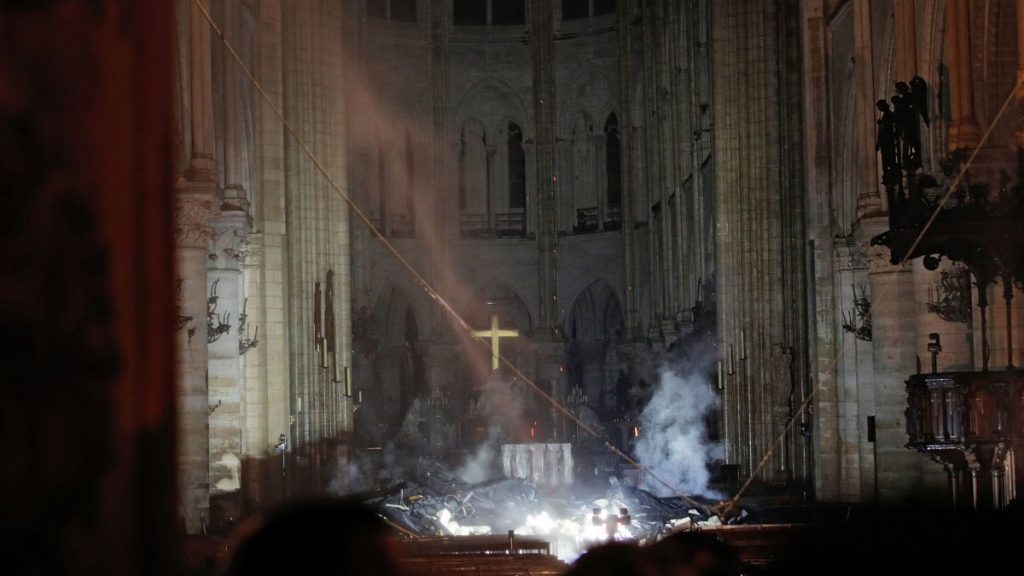 https cdn.cnn .com cnnnext dam assets 190415191421 17 notre dame fire unfurled новости Notre Dame, Нотр-Дам, Париж, пожар, Собор парижской богоматери, Франция, Эммануэль Макрон