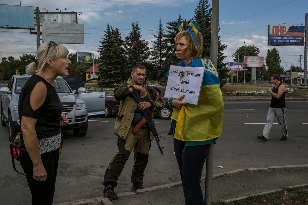 20150520 lens poy superJumbo общество featured, война в Украине, волонтерство, Донбасс, Донецк, Ирина Довгань, украина, Ясиноватая