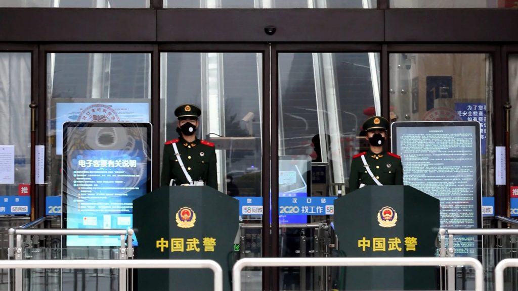 https s3 ap northeast 1.amazonaws.com psh ex ftnikkei 3937bb4 images 3 9 4 1 24571493 3 eng GB Cropped 157981069220200123N Wuhan train guards новости Арчил Каландия, вирус, здоровье, здравоохранение, китай, коронавирус, Ухань