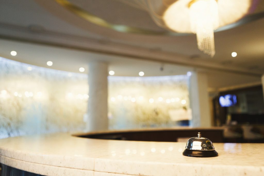 hotel accommodation call bell on reception desk PWZPH4W новости гостиница, карантин, коронавирус, коронавирус в Грузии