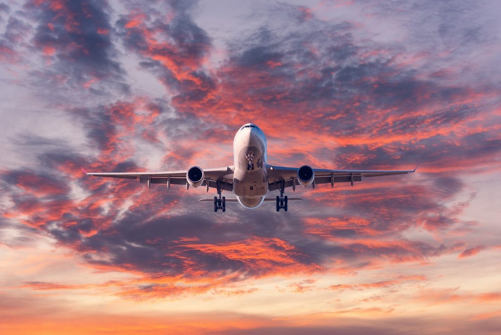 landing passenger airplane at colorful sunset MRSHV6Q новости авиасообщение, Тбилисский международный аэропорт