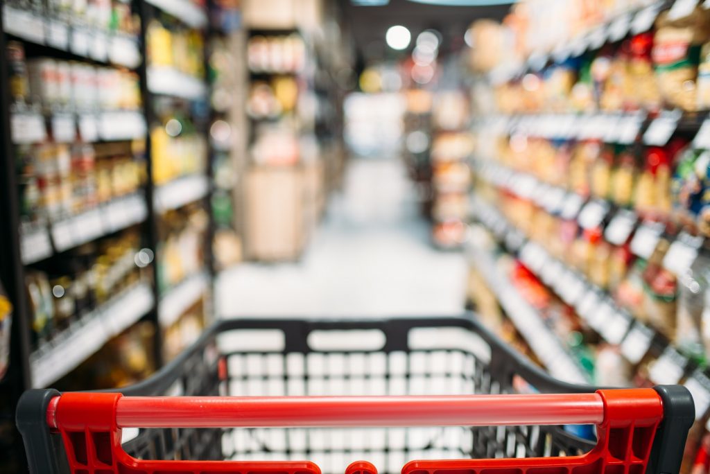 shopping cart between shelves in food store F6AM7GN новости Covid-19, FAO, коронавирус в Грузии, продукты питания