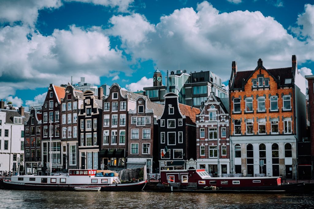 wonderful architecture of amsterdam white fluffy c 52RF47Y новости Грузия-Нидерланды, Нидерланды