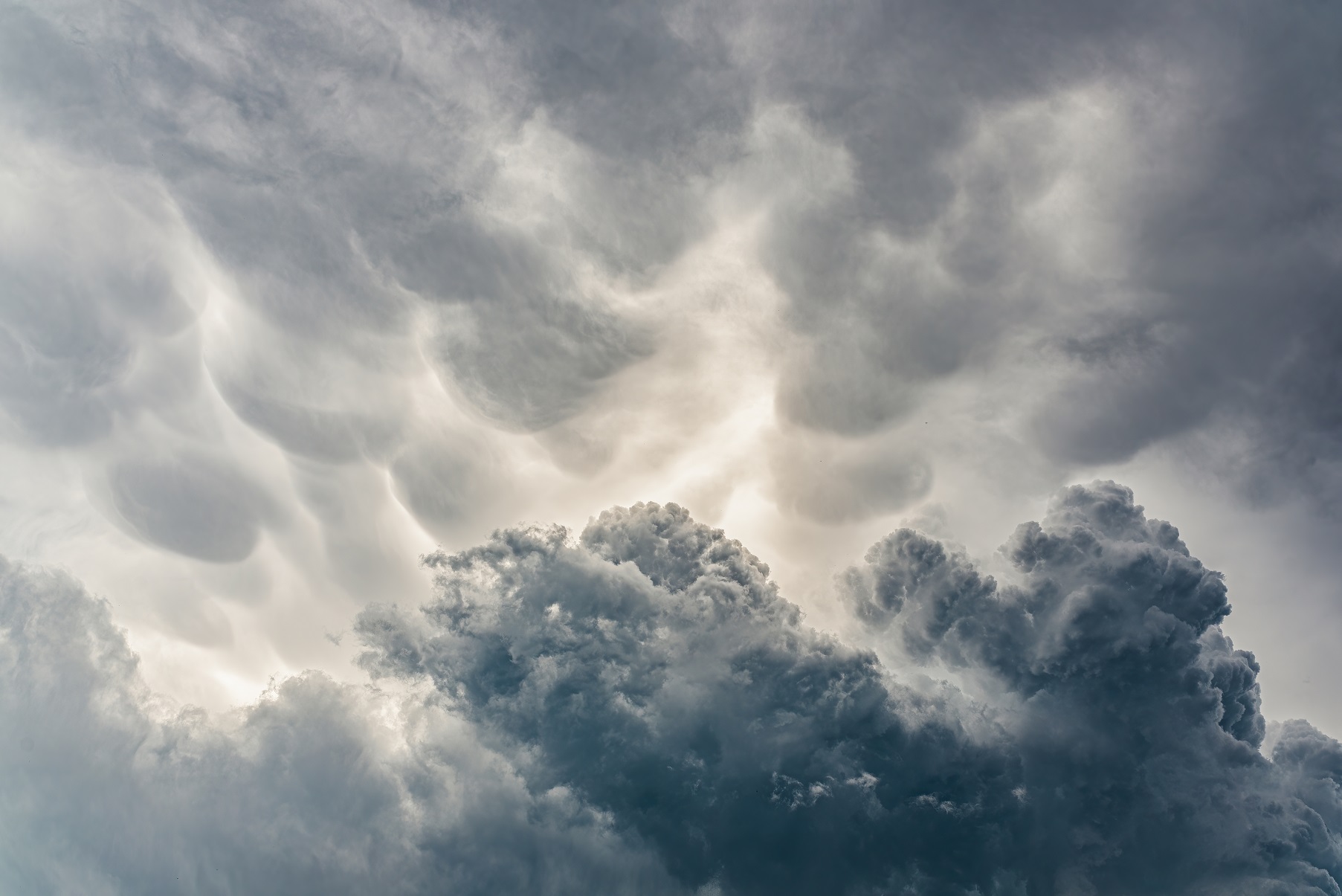 moody view of dark dramatic storm clouds V52PG9F Лош Лош