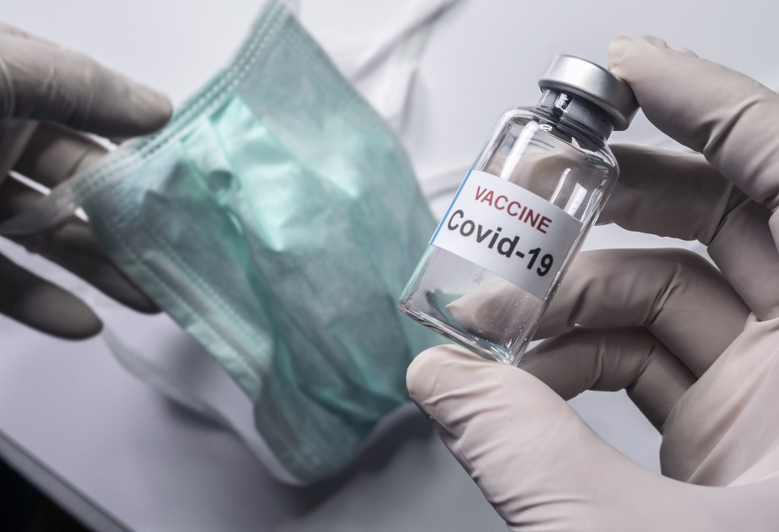 scientist holds a coronavirus vaccine conceptual i 6TS2PGF минздрав минздрав