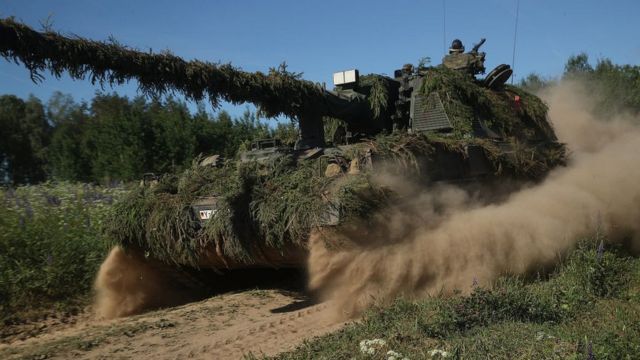 115760999 panzerhaubitze lithuania 2018 getty Новости BBC Владимир Путин, Йенс Столтенберг, москва, НАТО, Россия