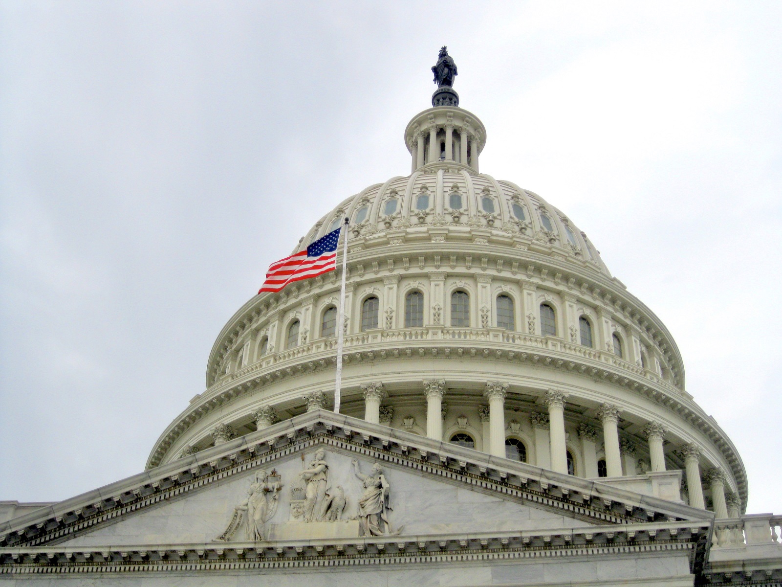 view of the capitol building dome with the united B99KLLR Грузия-США Грузия-США