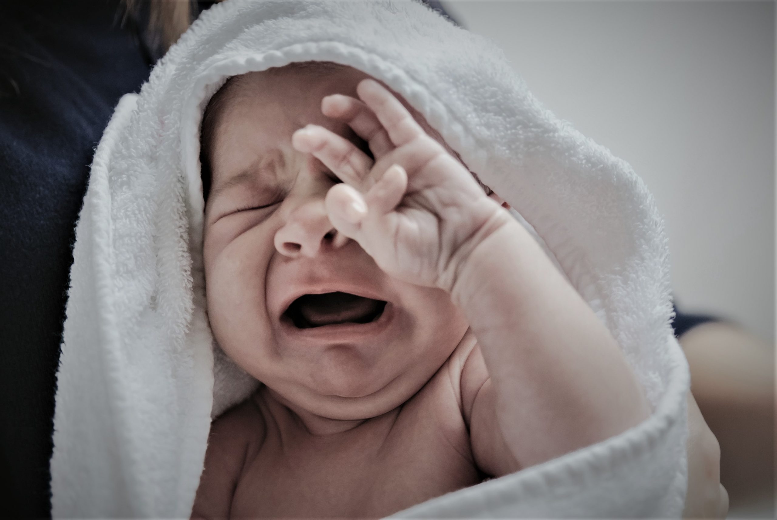 newborn baby girl crying 46VJHCF3 scaled статьи статьи