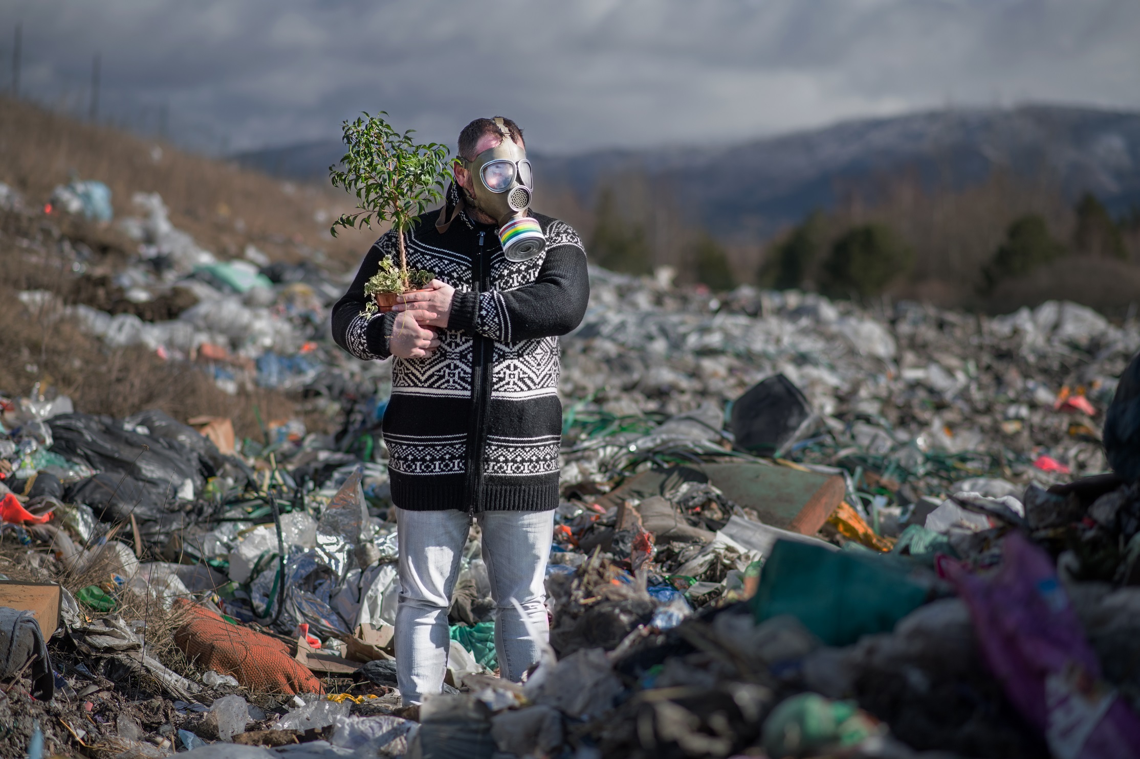 man with gas mask and plant on landfill environmen LMFYL9W Александр Даррас Александр Даррас