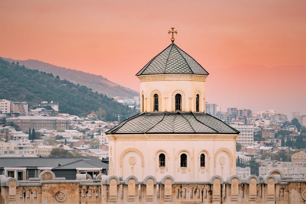 tbilisi georgia exterior of the holy trinity cathe CD32RY общество Covid-19, featured, вакцинация, Владыка Петрэ, Грузинская Православная Церковь, дело картографов, Илия Второй, коронавирус, коронавирус в Грузии, Патриархия Грузии, Священный Синод