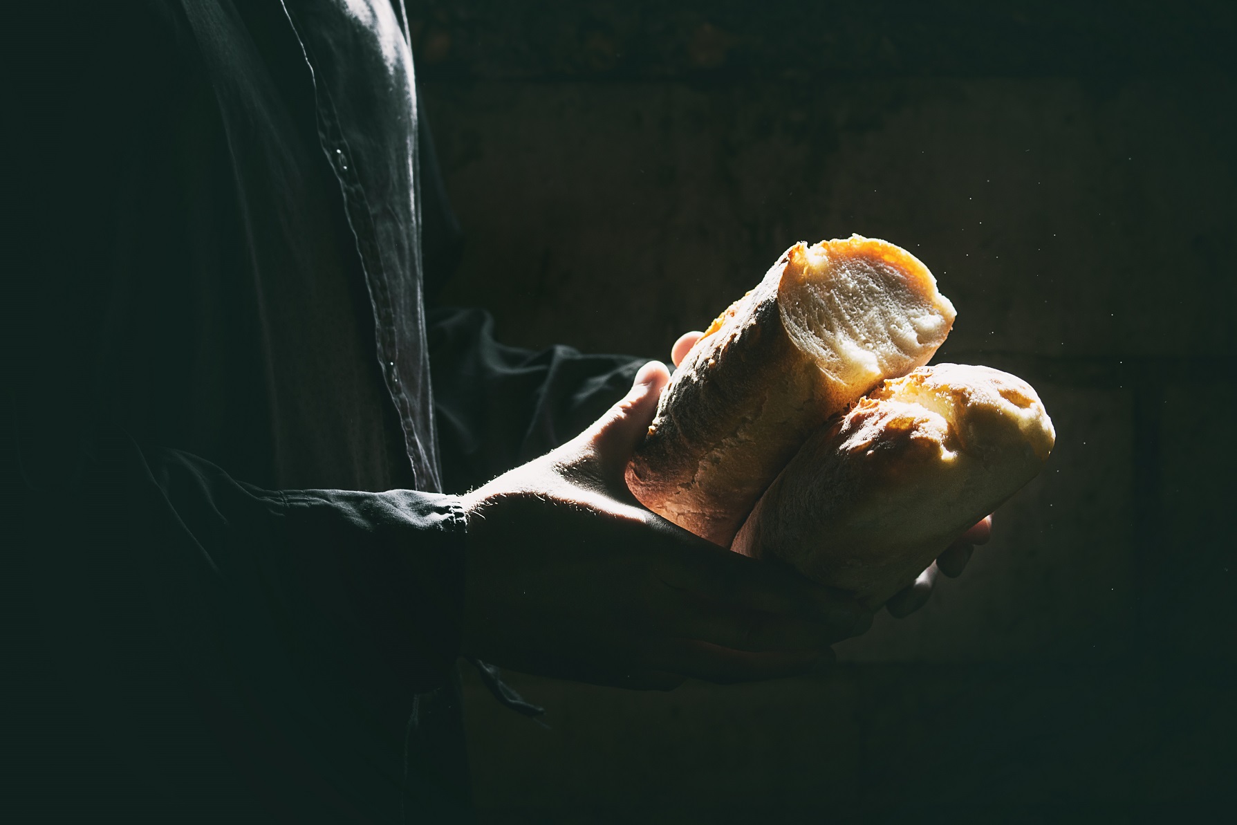 fresh baked bread in hands PSKTW9J уровень жизни уровень жизни