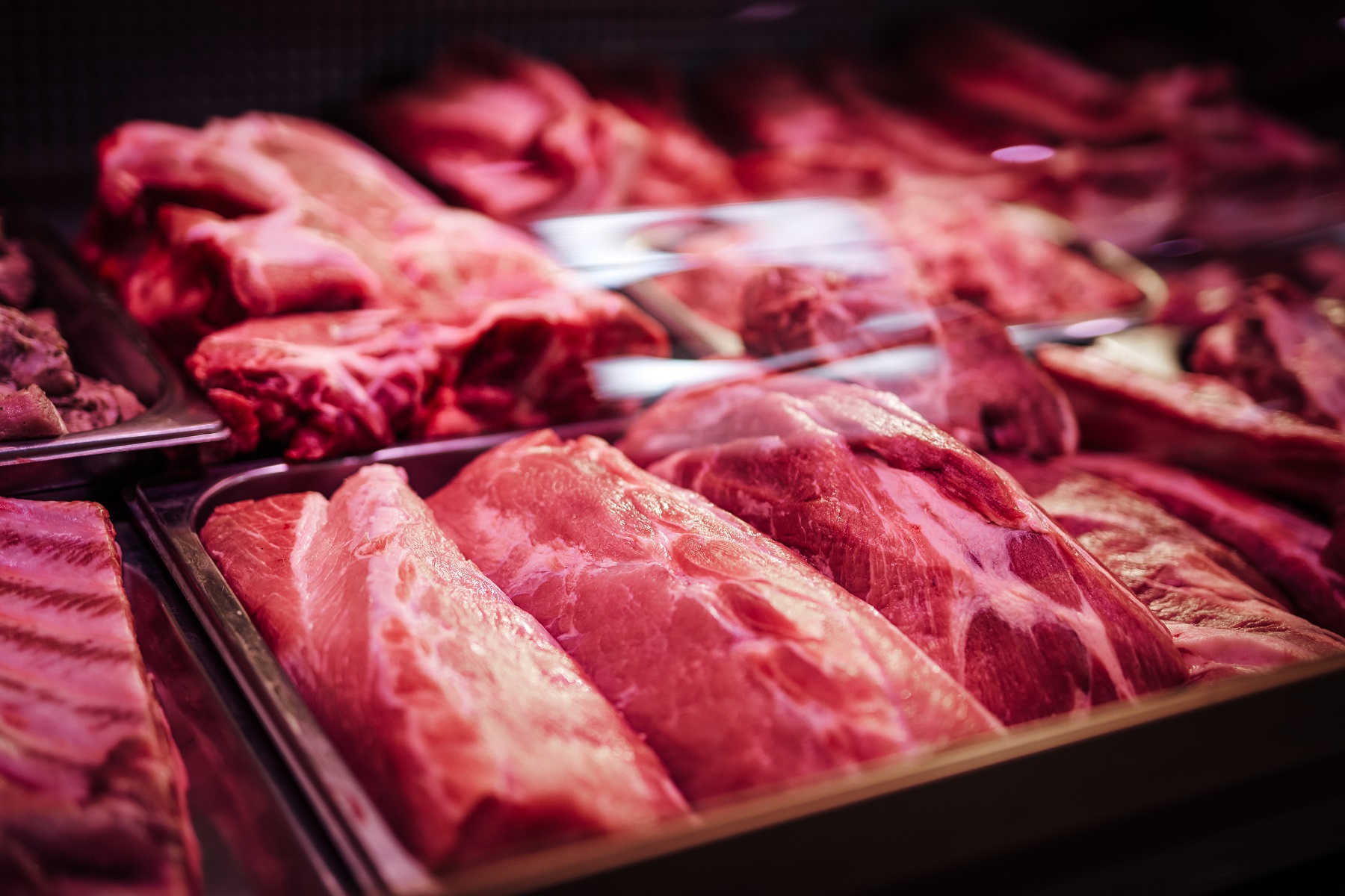 many of meat products in a single shop window FJNMYF6 мясо мясо