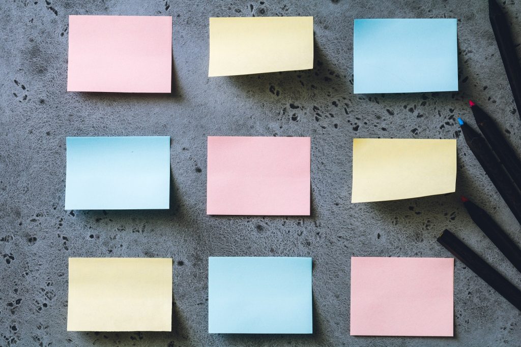 Дело жизни: как выбрать профессию 5 colorful empty sticky notes on a grey textured bac DUNRXG5 Другая SOVA профессия, трудоустройство
