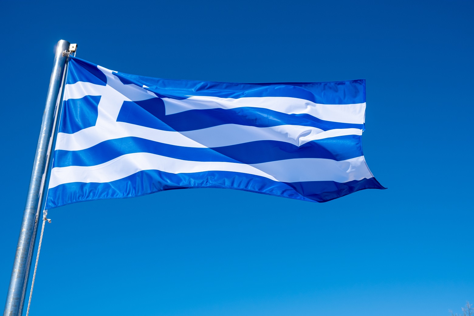 greek flag waving against blue sky background 3Z6U7V3 Грузия-Греция Грузия-Греция