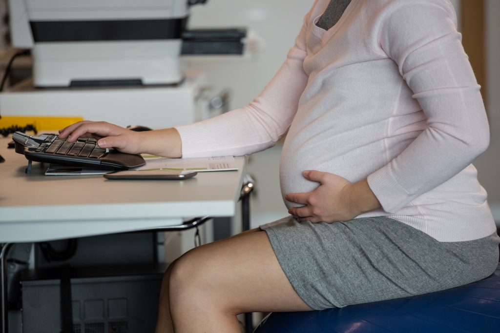 pregnant businesswoman working in office 3PNCCM8 новости ISET, ООН-женщины, права человека, Трудовой кодекс Грузии