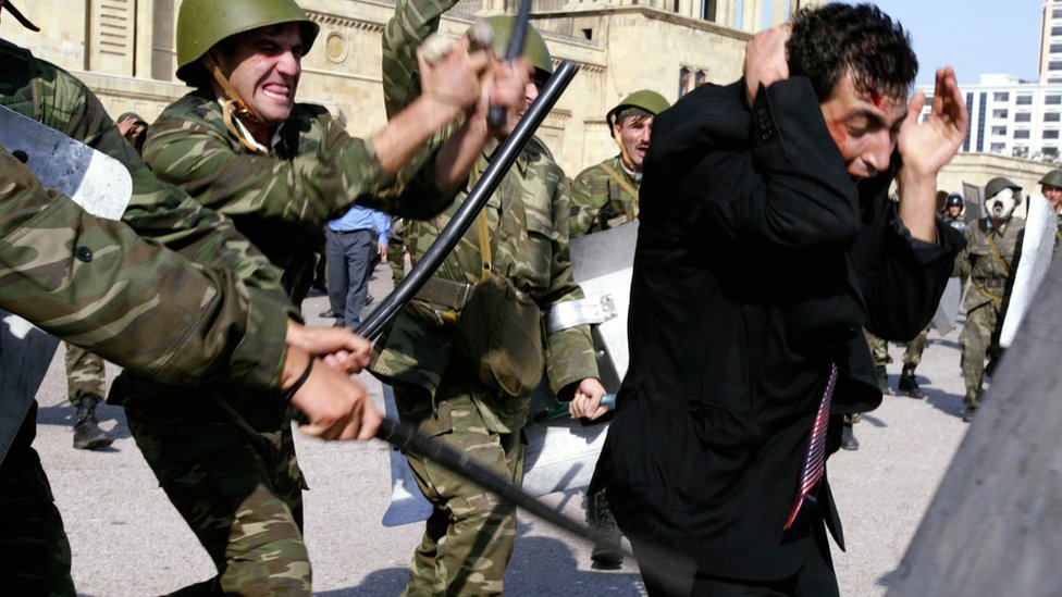 120256568 gettyimages lubiyeakciiprotestavazerbaijanerazgonayutsachastosjestokostyu.soldiersbeatanoppositionsupporterofthemusavatpartyduringriotsoctober162003 Новости BBC Азербайджан, Афган Мухтарлы, грузия-азербайджан, Гусейн Бакиханов, Лейла Юнус