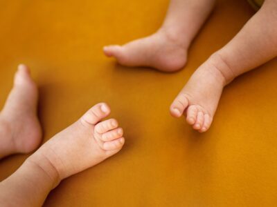 baby twins feet newborn twin orange background cut plkj4lm новости новости