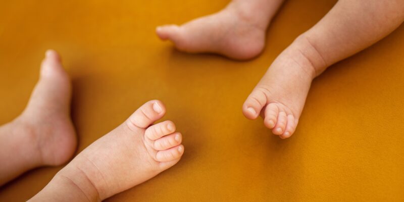 baby twins feet newborn twin orange background cut plkj4lm новости декрет в Грузии