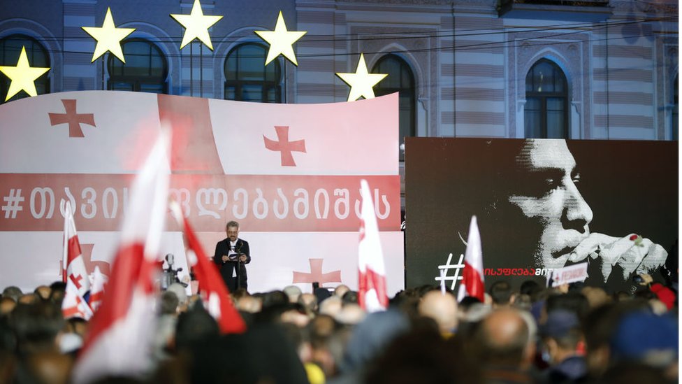 Ника Гварамия чистает послание Саакашвили из заключения на акции в Тбилиси