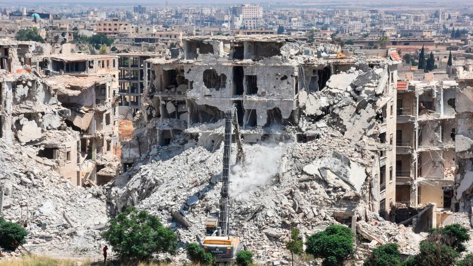 Многие районы до сих пор выглядят так Workers use an excavator to clear debris as residents reconstruct their damaged homes in al-Zahraa neighbourhood of Aleppo following years of conflict, on July 6, 2020. - Syria's war since 2011 has involved a host of regional and international players, created millions of refugees and displaced, and left more than 380,000 people dead. In a string of deadly campaigns, the regime retook key rebel bastions, from Aleppo in 2016 to Eastern Ghouta on the outskirts of the capital in 2018.