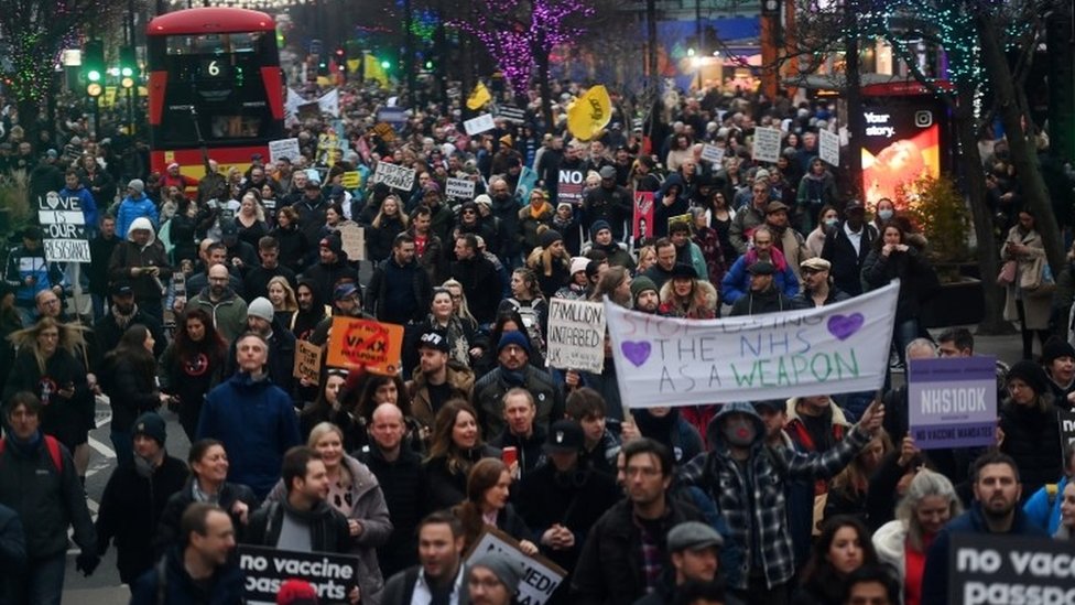 Демонстрация против новых ограничений в центре Лондона