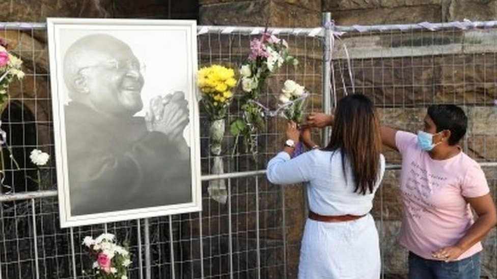 Mourners pay their respects to Archishop Desmond Tutu outside St George' cathedral in Cape Town, South Africa. Photo: 26 December 2021