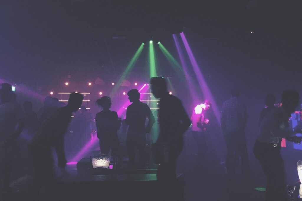 silhouettes of people partying in the night club 2021 09 02 13 10 54 utc новости