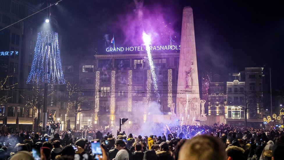 Люди на центральной площади Амстердама