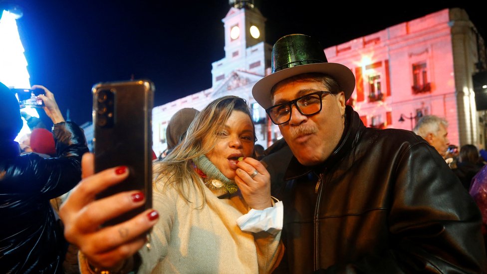 В Мадриде люди съедали по виноградине в каждый удар часов перед полуночью