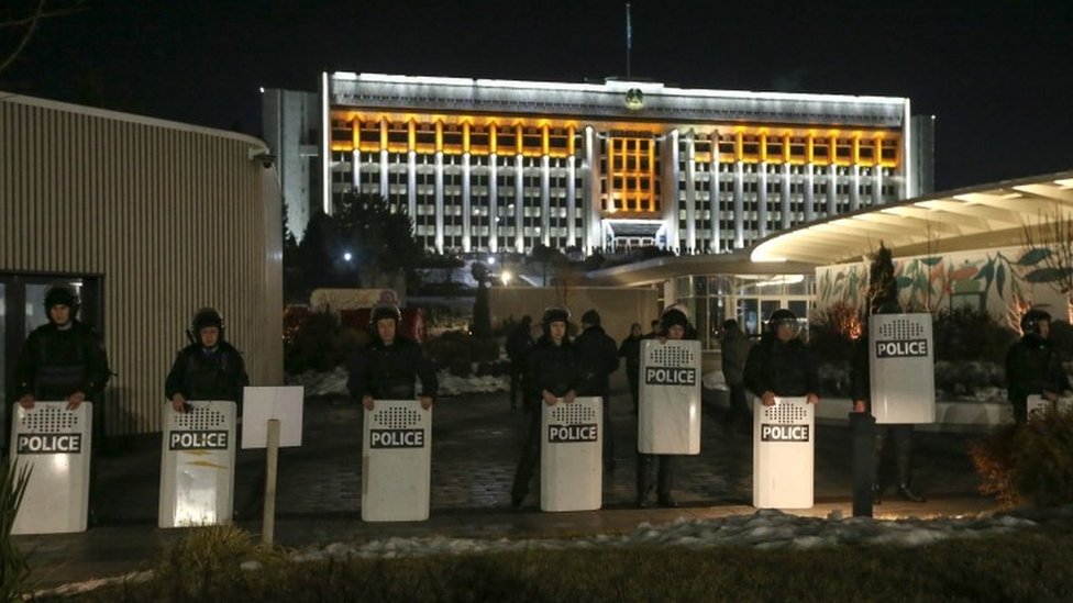 Полиция охраняет правительственное здание