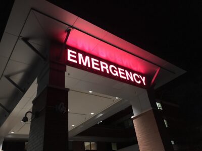 emergency room night emergency hospital red l 2021 08 31 20 33 23 utc ранение ранение