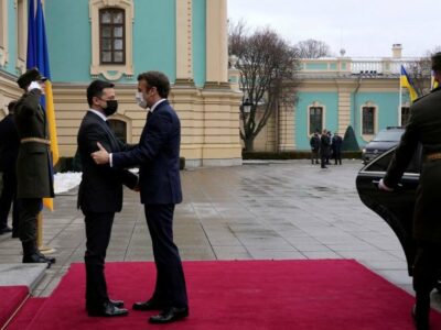 123177306 gettyimages 1238290448 Новости BBC Владимир Зеленский, Эммануэль Макрон