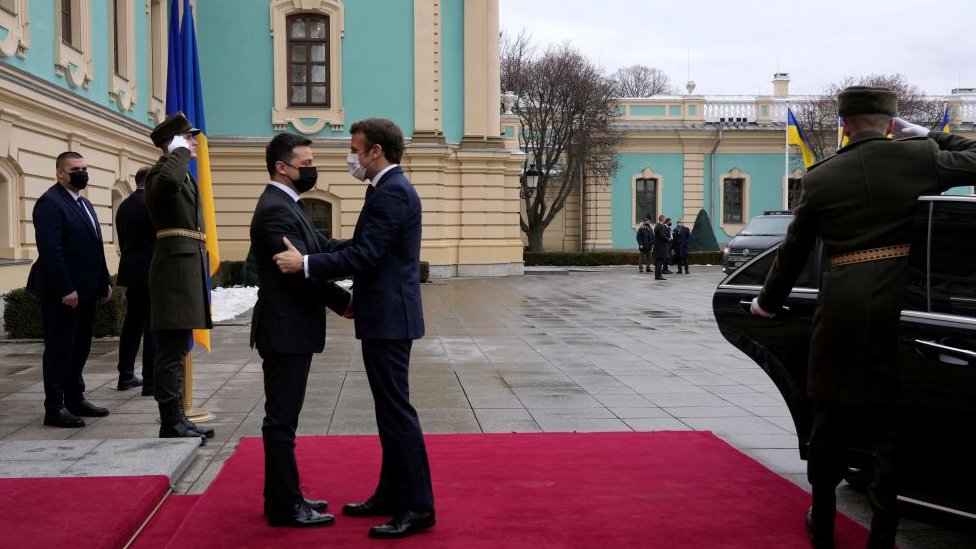 123177306 gettyimages 1238290448 Новости BBC Владимир Зеленский, Эммануэль Макрон