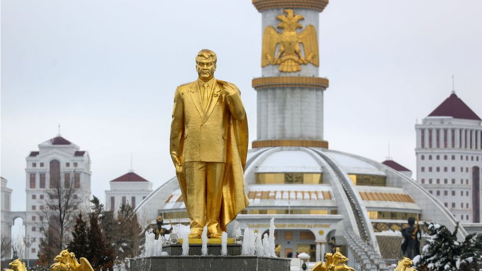 памятник сапармурату ниязову