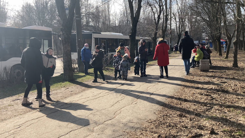 Ждать в автобусах у вокзала пришлось несколько часов