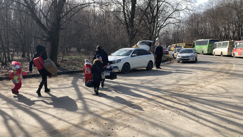 Многим повезло - они нашли, где остановиться, и уехали на такси