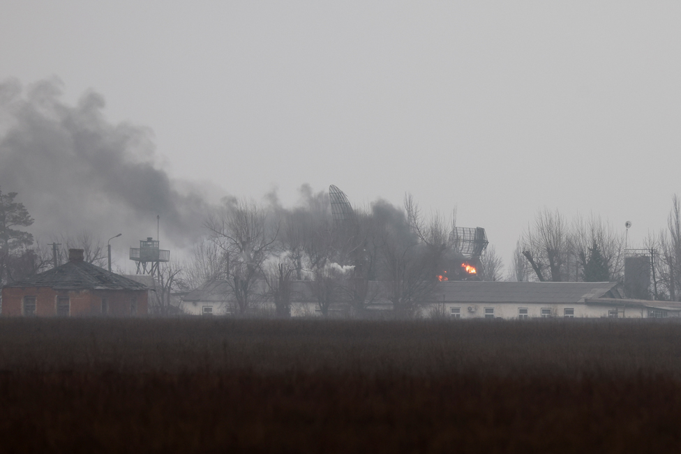 Еще один столб черного дыма - на этот раз с военной базы и аэродрома под Мариуполем