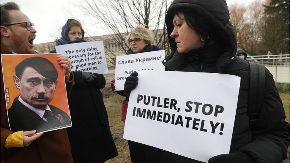 У здания посольства России в Риге прошли протесты против российского вторжения в Украину