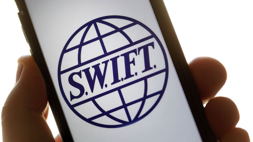 Телефон с эмблемой SWIFT