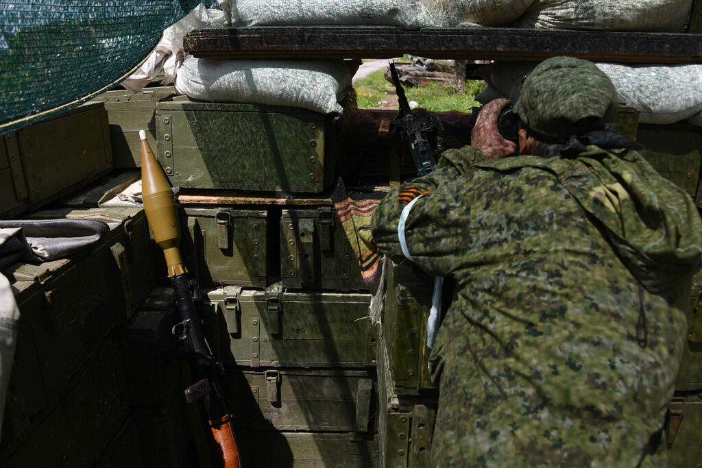 a russia backed rebel observing ukrainian army positions though firing port at his position near donetsk eastern ukraine may 17 2015 новости Россия, Схид, украина