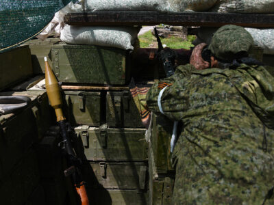 a russia backed rebel observing ukrainian army positions though firing port at his position near donetsk eastern ukraine may 17 2015 новости Россия, Схид, украина