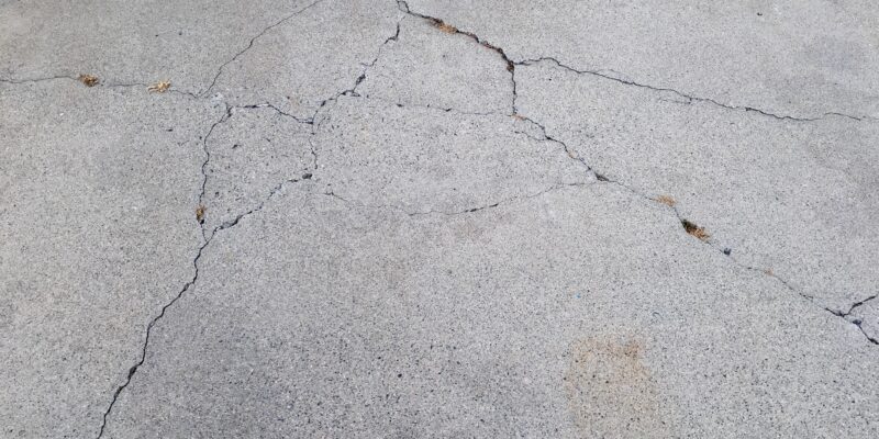 crack in cement driveway 2021 08 29 22 54 04 utc новости Дманиси, землетрясение, Коба Мурадашвили