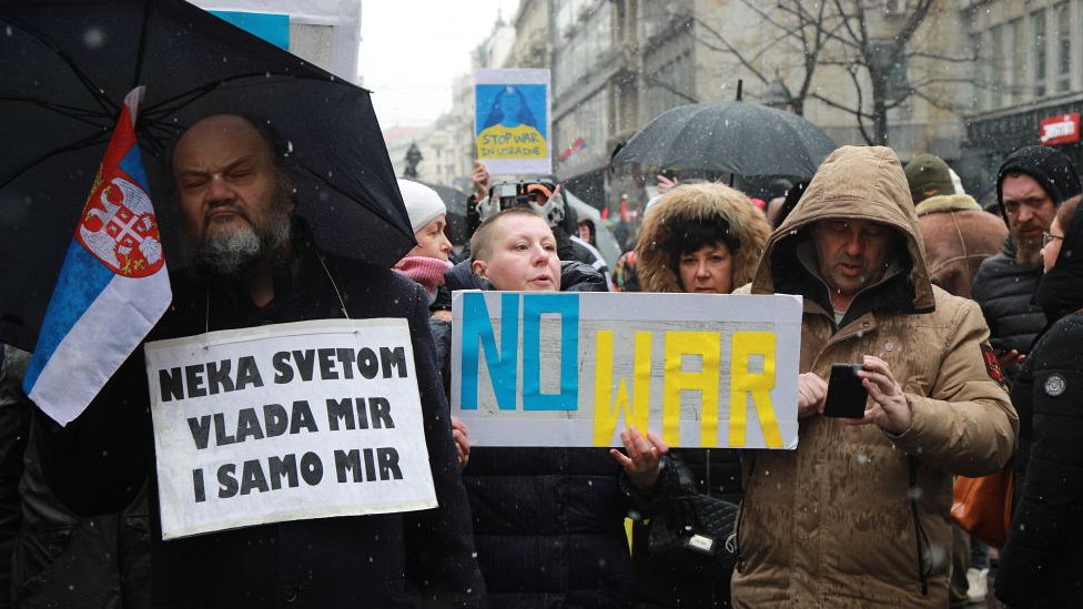 "Уехать с Украины в цинке никто не хочет". Балканские страны принимают украинцев и россиян, бегущих от войны 3 Проукраинская демонстрация в Белграде 6 марта 2022 года