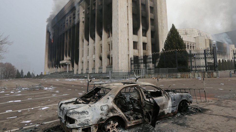 Пострадавшее после беспорядков здание акимата (городской администрации) Алматы.