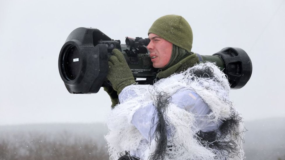 Военный с противотанковым комплексом NLAW