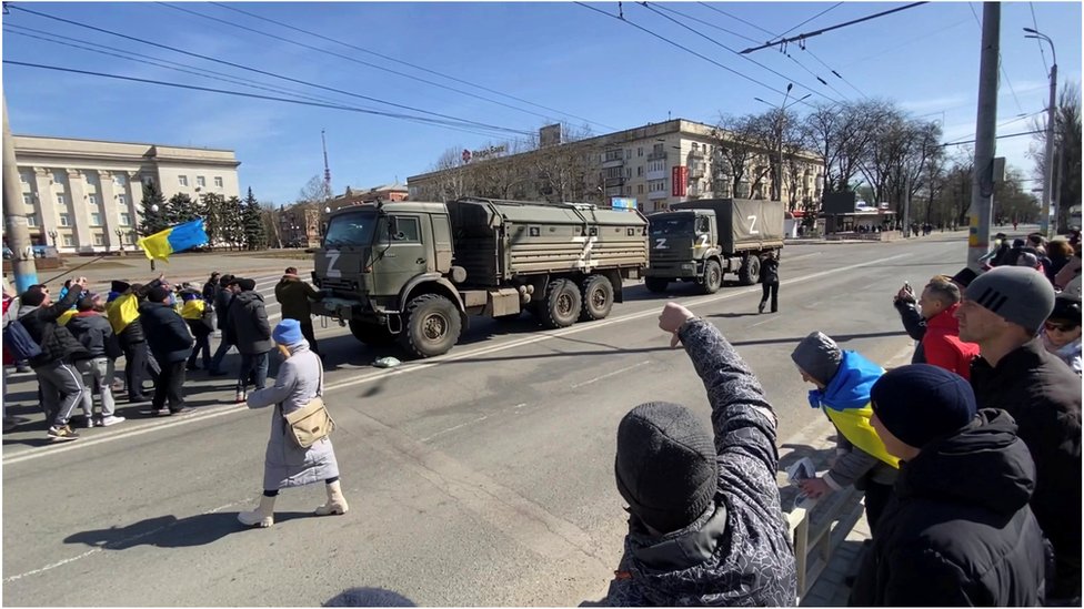 Демонстранты преграждают путь российской военной технике на проукраинском митинге в Херсоне. 20 марта